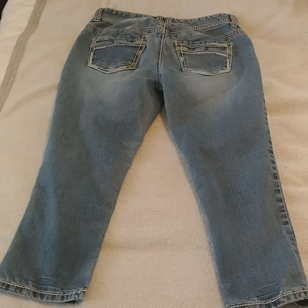 Maurices Stretchy Capri Blue Jeans 5/6 - Picture 3 of 9